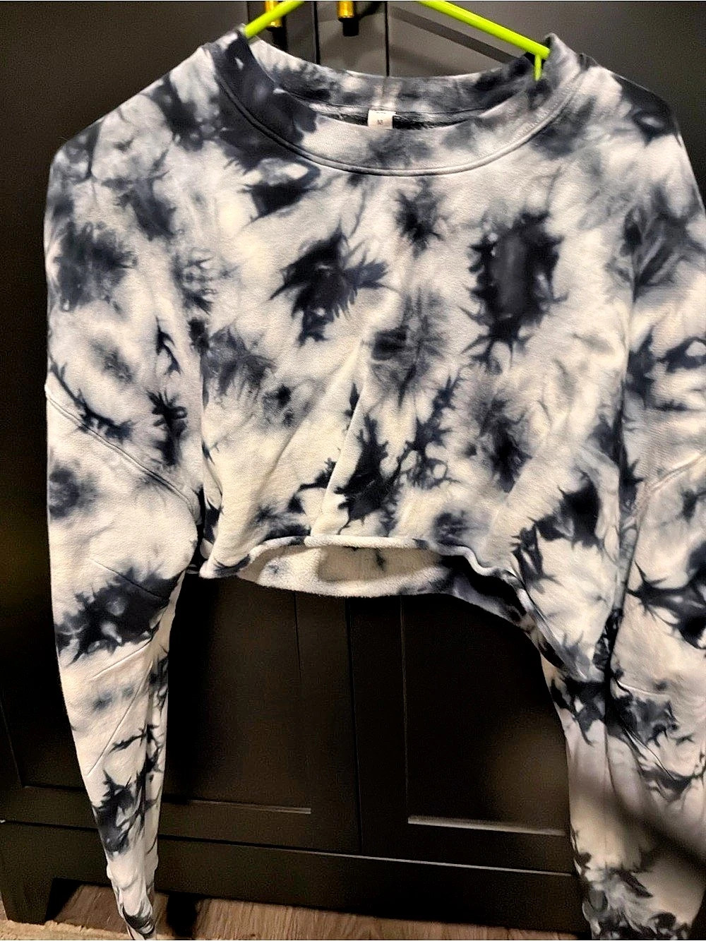 alo Tie-Dye Cropped Sweatshirt in Gray & White Size Medium